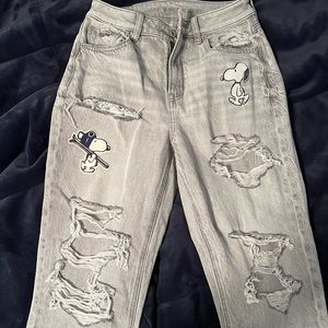 ✨American Eagle x Peanuts Mom Jeans✨